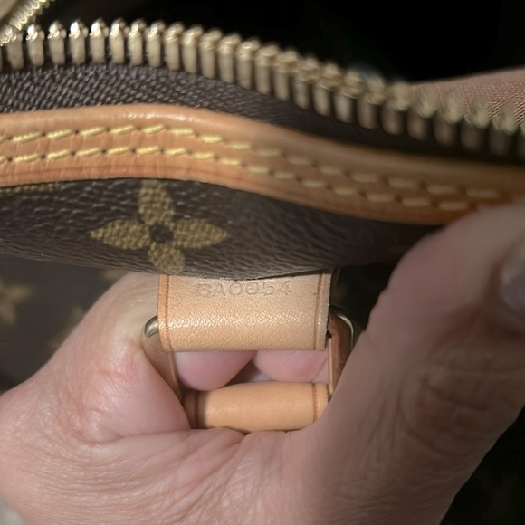 TRENDING Maxi Bags: Louis Vuitton Alma Voyage - Picture 14 of 16